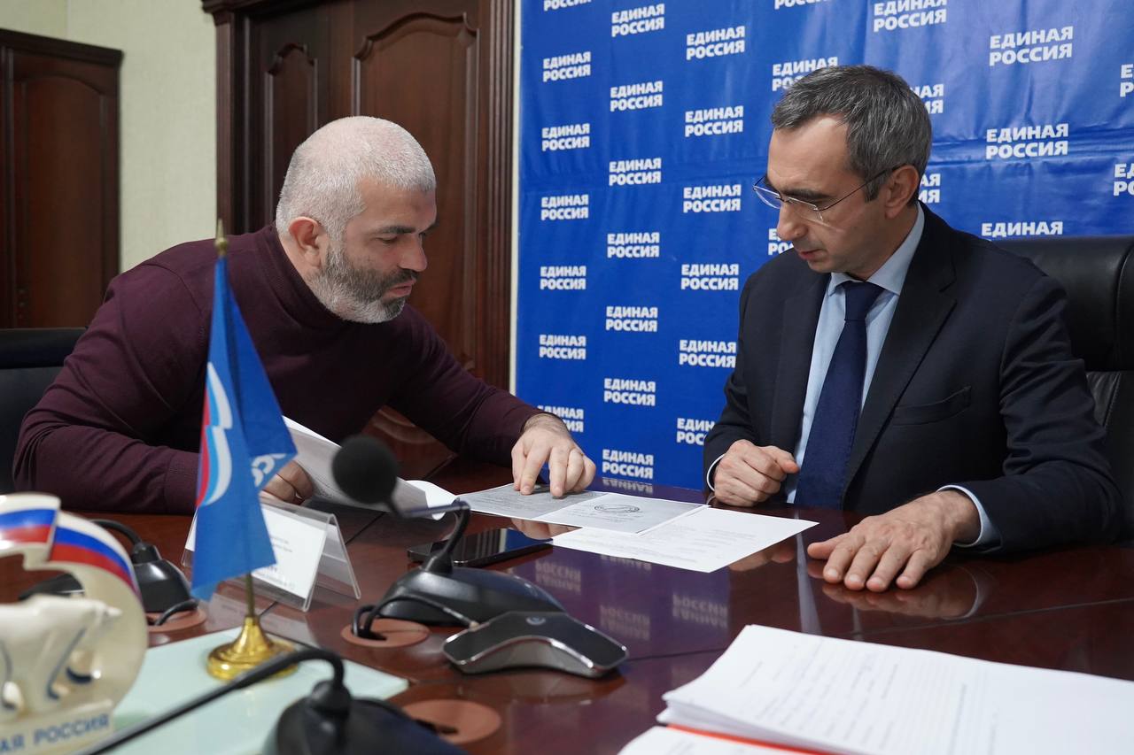 Заур Эминов провёл личный приём граждан в общественной приёмной партии «Единая Россия»